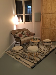 salon hygge tapis berbere chez simone decoration lartetafacon paris banquette osier