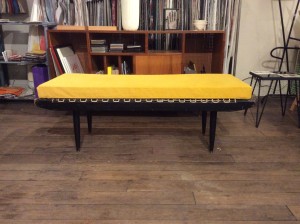 lit_banquette_daybed_noir_canapé_georges_tigien_design_années50_tissu_jaune_casamance_design_paris_vintage_batignolles_ruedesdames_lartetlafaçon