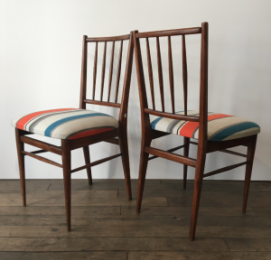 chaises bois foncé vintage salle a manger tapisserie lartetlafaçon dos a dos
