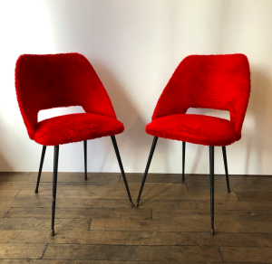 paire chaises moumoutes rouge guariche pieds metal compas vintage boutique batignolles lartetlafaconparis