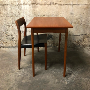 table ecritoire bois foncé tiroir vintage annees60 chaise danoise cuir noir designvitageparis danishdesign midcentury paris batignolles antique gallery rue nollet batignolles profil lartetlafaçon