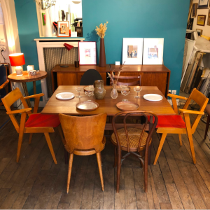 table salle à manger chaises vintage sièges brocante baumann dove fauteuil bridge cannage bistrot style brocanteparis decoration batignolles lartetlafaçon