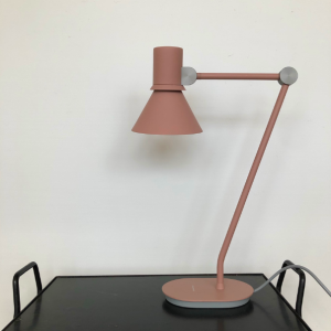 lampe a poser rose poudré anglepoise lampe de bureau lartetlafacon luminaire design batignolles