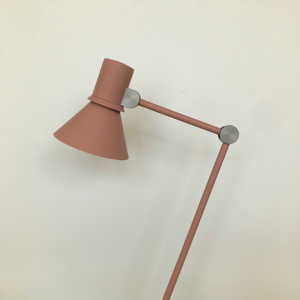 lampe a poser rose poudré anglepoise lampe de bureau lartetlafacon luminaire design batignolles rue nollet