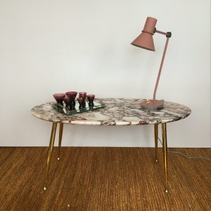 table basse en marbre italien lampe anglepoise rose poudré verres vintage violet