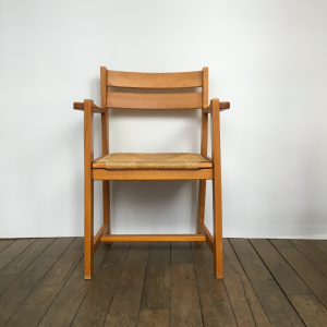 fauteuil chaise paillé bois clair perriand annees50 lartetlafaçon vintagedealer batignolles face