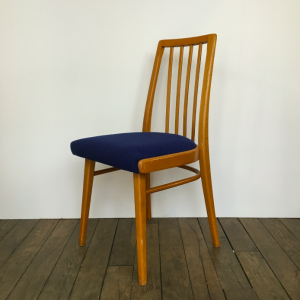 4 chaises vintage bleu marine bois clair pieds compas lartetlafaçon annees50 antiquaire decoration batignolles