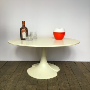 table basse oval pvc blanc trefle christian adam pied tulipe annees60 annees70 fibre de verre blanc