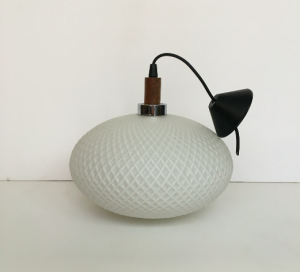 suspension ovales globe opaline gauffrée teck scandinave annees60 luminaires paris batgnolles lartetlafaçon galerie decoration vintage rue nollet