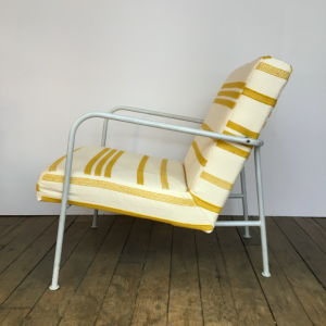 fauteuil vintage rayé blanc jaune été decoration paris sieges tapisserie batignolles lartetafaçon levallois