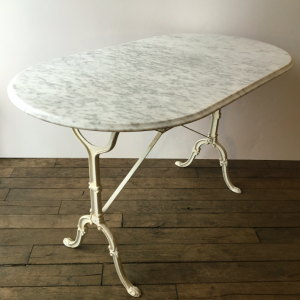 table bistrot marbre ovales pied entretoise fer forgé blanc galerie vintage antiquaire pucesparis saint ouen place de clichy batignolles lartetlafaçon antiquités