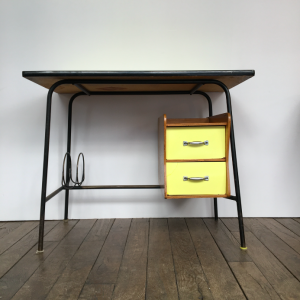 bureau formica jaune bois metal tubulaire annees50 buraeu vintage pieds compas lartetlafaçon deskfurniture