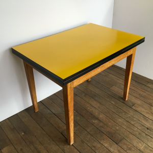 table formica jaune vintage pieds en bois annees70 decoration vintage paris lartetlafaçon montmartre