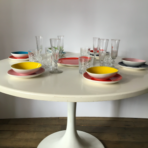 table ronde blanche pvc fibre de verre pied tulipe knoll vintage annees70 lartetlafaçon batignolles antiquaire decoration paris atelierbazelaire vaisselle ceramique colorée