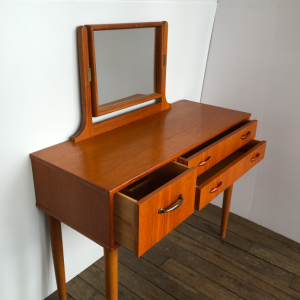 coiffeuse vintage danoise en teck clair meuble ancien lartetlfaçon galeriedanoise boutiquescandinave paris 60s