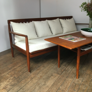 canapé banquette scandinave danoise en teck bouclette blanc coussins showrrom decoration batignolles rue nollet la boutique de caroline lecoquierre