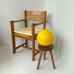 fauteuil bois massif perriand bois clair coussin rayé jaune decoration sieges paris batignolles brocante seau a glaçons lamotte