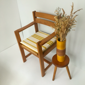 fauteuil bois massif perriand bois clair coussin rayé jaune decoration sieges paris batignolles brocante vase decoration