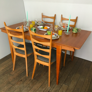 table vintage de salle a manger guermonprez en bois clair 8:10 places annees50 frenchmidcenturyvintage paris chaises assiettes acapulco verres