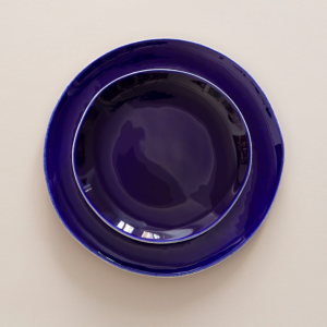 assiettes plates ceramique coloré bleu indigo outremer atelier bazelaire paris artisanat vaisselle colorée