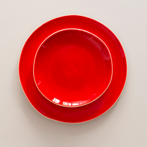 assiettes plates ceramique coloré rouge atelier bazelaire paris artisanat vaisselle colorée