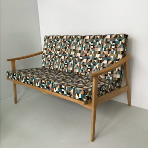 canapé banquette scandinave 2 places tissu velours a motifs midcenturyseating