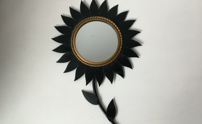 Miroir fleur Chaty Vallauris – D25 x H40 cm – 220 €