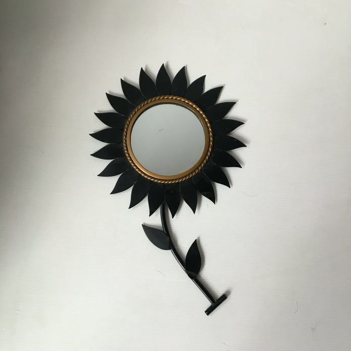 Miroir fleur Chaty Vallauris – D25 x H40 cm – 220 €