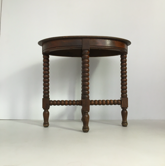 Table d’appoint ovale style Louis XIII – L50 x P31 x H45 cm – 160 € soldé 129 €