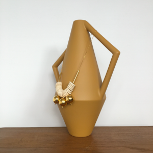 vase ceramique jaune safran terracotta anthropomorphe kora vase studiopepe collier mercedes elena bijoux batignolles