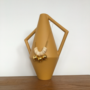 vase ceramique jaune safran terracotta anthropomorphe kora vase studiopepe decoration collier bijoux meredes elena