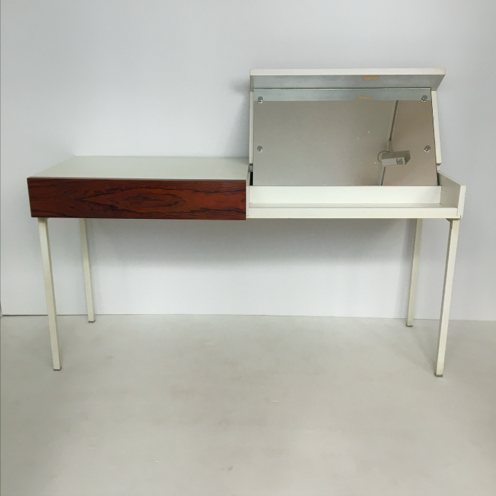 Console coiffeuse Interlübke mélaminé blanc et palissandre – L120 x P43 x H61 cm – 319 €