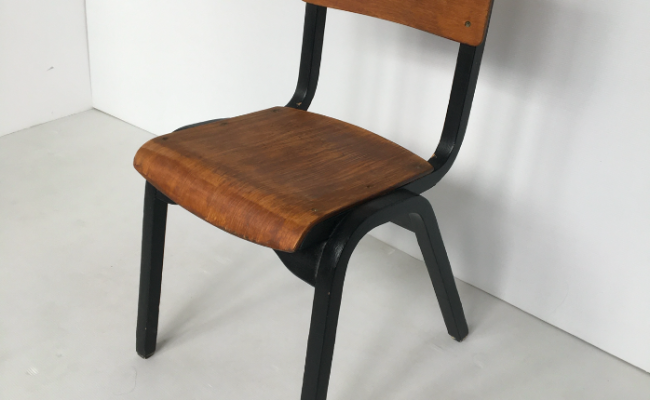 Chaise enfant en années 60 en bois courbé – L35 x P37 x H66 cm (38cm) – 80 € soldé 59 €