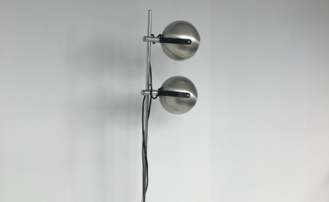 Lampadaire « eyeball » vintage en métal brossé – D 23 x H 147 cm – 280 €