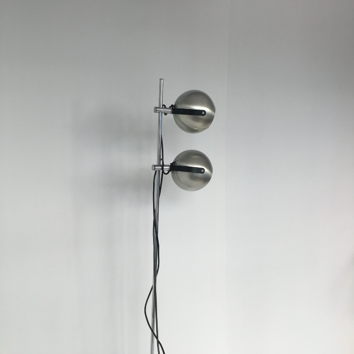 Lampadaire « eyeball » vintage en métal brossé – D 23 x H 147 cm – 280 €