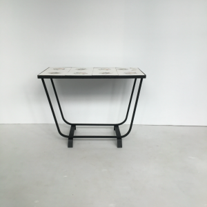 table dappoint sellette pied fer forgé ceramique blanche a motif annees50