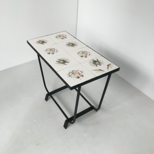 table dappoint sellette pied fer forgé ceramique blanche a motif annees50 antiquaire paris