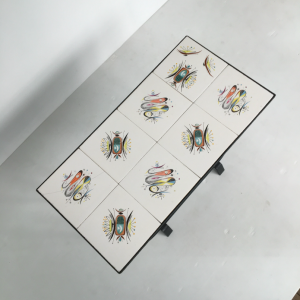 table dappoint sellette pied fer forgé ceramique blanche a motif annees50 dessus carreaux