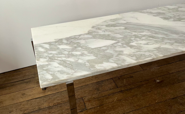 Table basse en marbre – L120 x P50 x H38 cm – 1200 € soldé 849 €