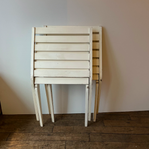 fauteuils pliants interieur exterieur bois blanc vintage coussins rayés
