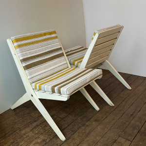 fauteuils pliants interieur exterieur bois blanc vintage coussins rayés coussins jaune kaki blanc brocante paris