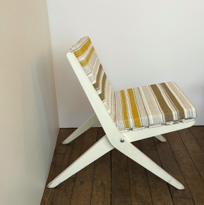 fauteuils pliants interieur exterieur bois blanc vintage coussins rayés coussins jaune kaki blanc paire de chauffeuses exterieur beaux fauteuils de jardin salon
