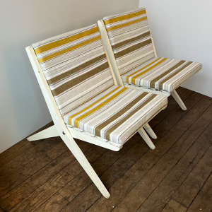 fauteuils pliants interieur exterieur bois blanc vintage coussins rayés coussins jaune kaki blanc paire de chauffeuses exterieur beaux fauteuils de jardin salon tissu outdoor