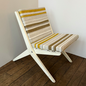 fauteuils pliants interieur exterieur bois blanc vintage coussins rayés coussins jaune kaki blanc parie de chauffeuses exterieur jardin salon