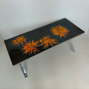 table basse ceramique bois metal chromé belarti dessin carreaux faience bleu et flers orange tournesol vintage table seconde main paris coffee table frenchceramic