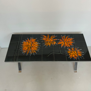table basse ceramique bois metal chromé belarti dessin carreaux faience bleu et flers orange tournesol vintage table seconde main paris coffee table frenchceramic paris