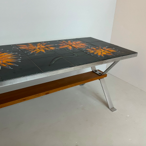 table basse ceramique bois metal chromé belarti dessin carreaux faience bleu et flers orange tournesol vintage table seconde main paris coffee table frenchceramic pied metal chromé 1970