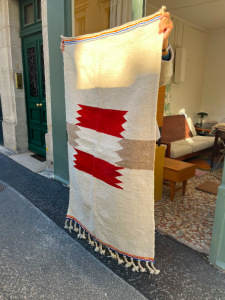 tapis marocain zanafi 100x150 laine fait main artisanat blanc motifs couleurs rouge beige profil