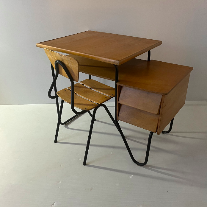 Bureau enfant 1950s dans le style de Jacques Hitier – L83 x P51 x H65 cm – 390 € soldé 290 €