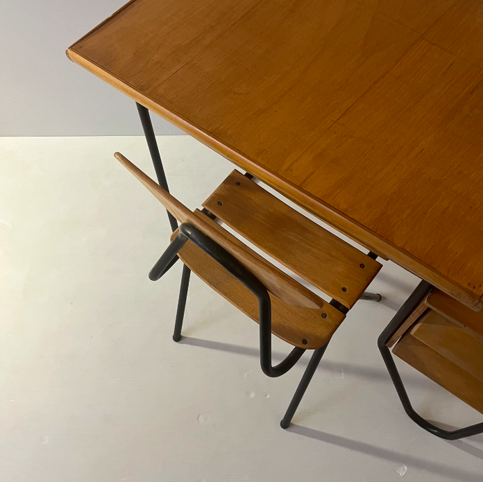 Bureau enfant 1950s dans le style de Jacques Hitier – L83 x P51 x H65 cm – 390 € soldé 290 €